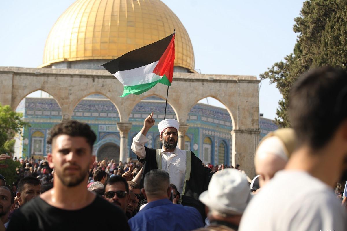 Palestinian protestors celebrate removal of Israeli security measures near the entrances to Al Aqsa Mosque